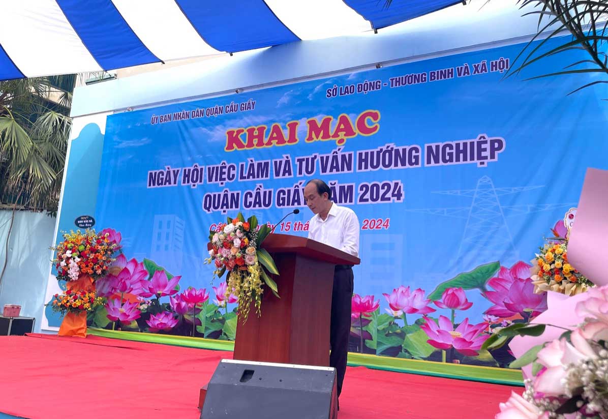 Ông Nguyễn Tây Nam - Phó Giám đốc Sở LĐTBXH TP Hà Nội phát biểu khai mạc chương trình. Ảnh: Lan Anh