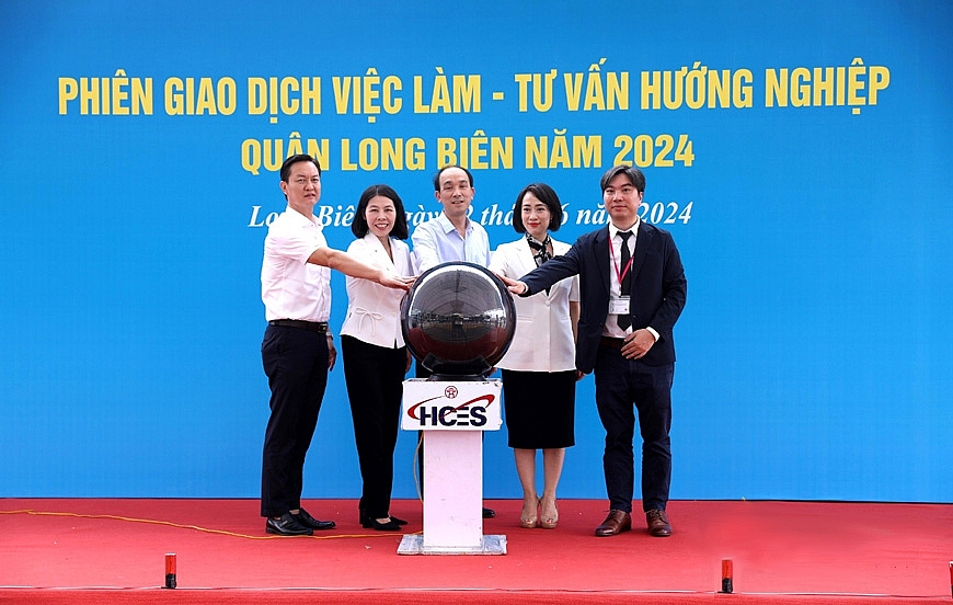 Khai mạc Phiên giao dịch việc làm - Tư vấn hướng nghiệp quận Long Biên năm 2024.