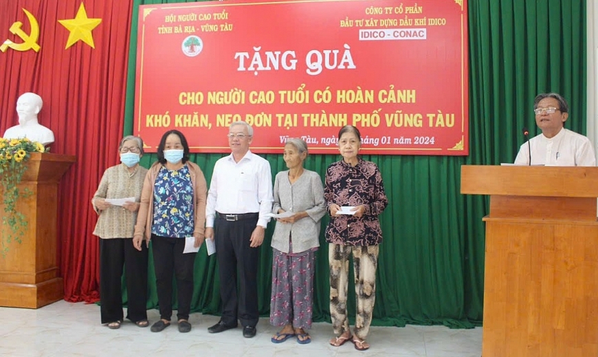 Trao quà cho NCT hoàn cảnh khó khăn.Trao quà cho NCT hoàn cảnh khó khăn.