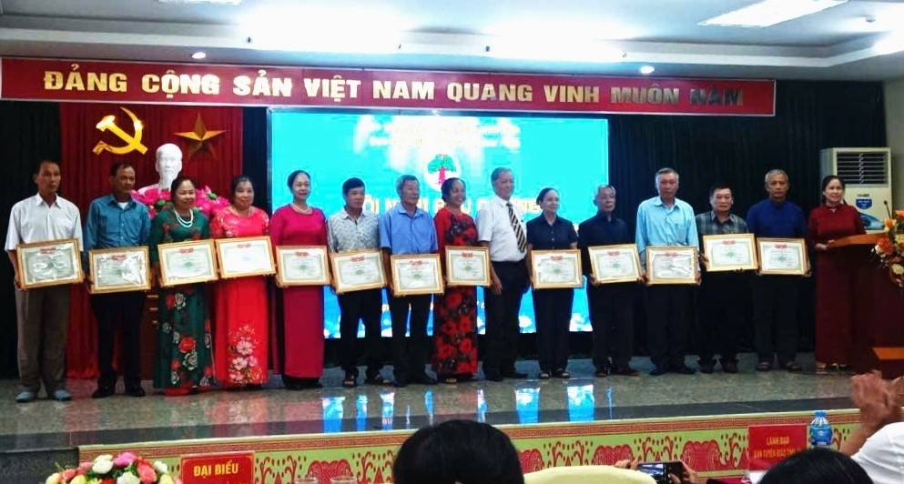 Bí thư, Trưởng khu Hoàng Đức Phụng chung tay xây dựng Chi bộ, Khu dân cư vững mạnh Bí thư, Trưởng khu Hoàng Đức Phụng chung tay xây dựng Chi bộ, Khu dân cư vững mạnh