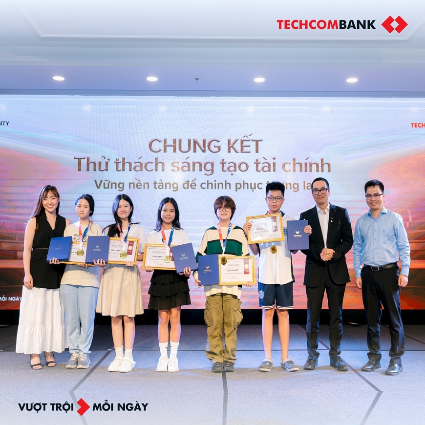 Đội đạt Giải nhất Cuộc thi sáng tạo tài chính cùng đại diện Techcombank và VinUni