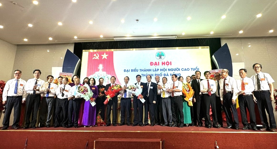 Lãnh đạo Trung ương Hội và Hội NCT TP Đà Nẵng tặng hoa chúc mừng Ban Chấp hành Hội NCT TP Đà Nẵng