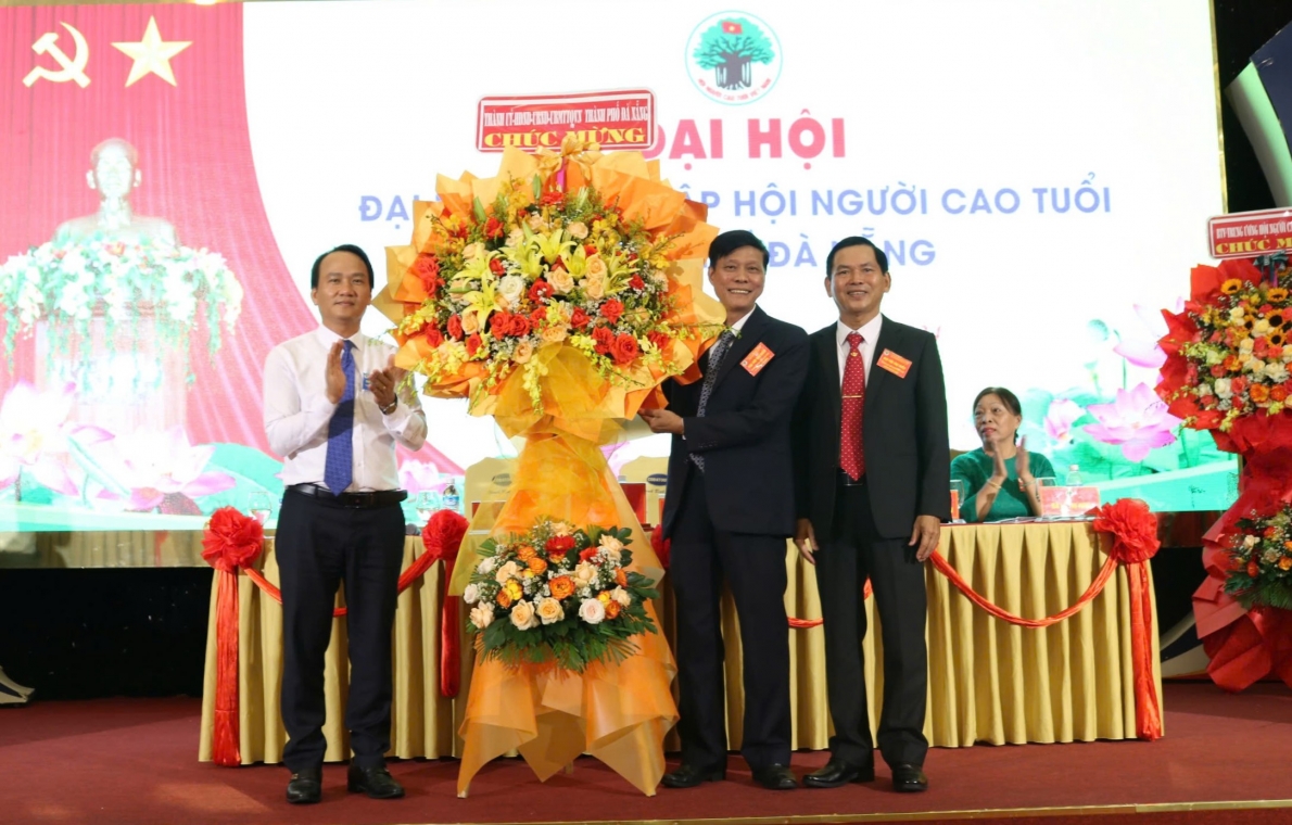 Lãnh đạo TP Đà Nẵng tặng hoa chúc mừng Đại hội