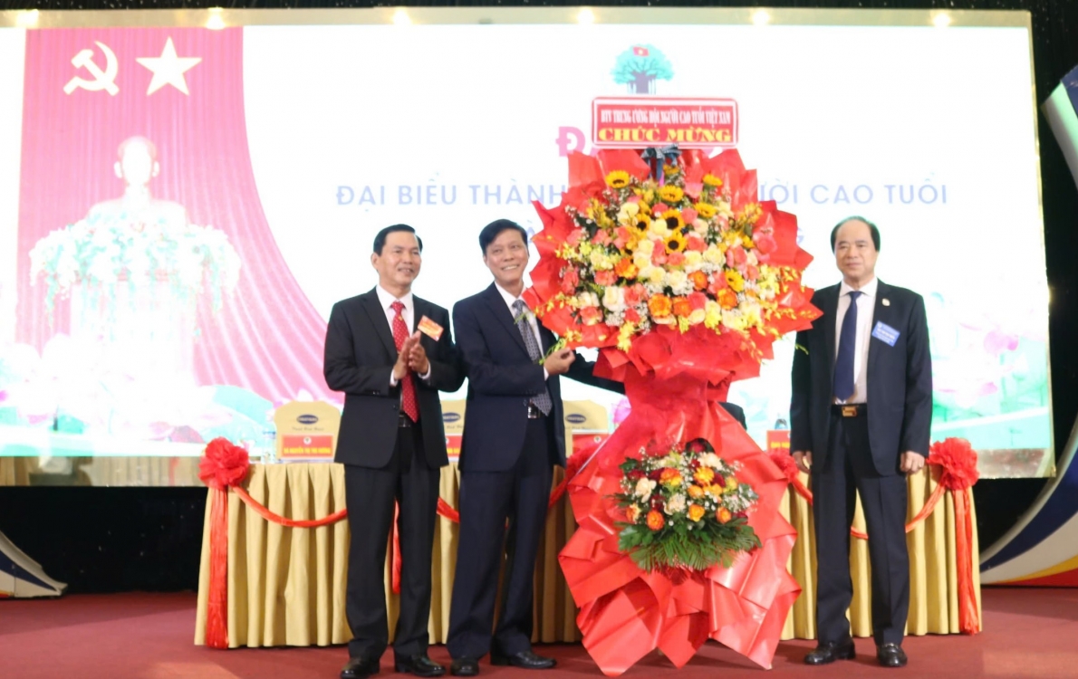 Phó Chủ tịch Thường trực Trương Xuân Cừ tặng hoa chúc mừng Đại hội