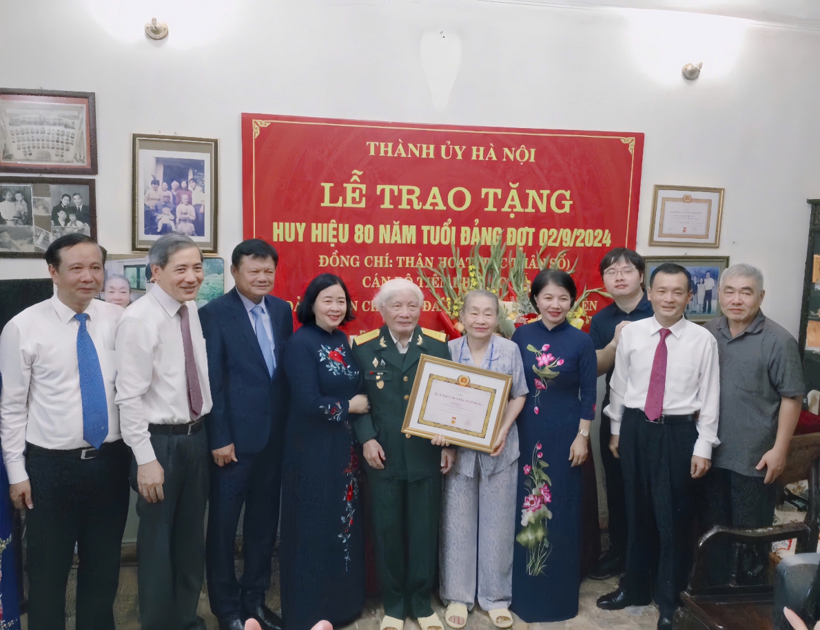 Bí thư Thành uỷ Hà Nội trao huy hiệu 80 năm tuổi Đảng cho Đảng viên lão thành cách mạng