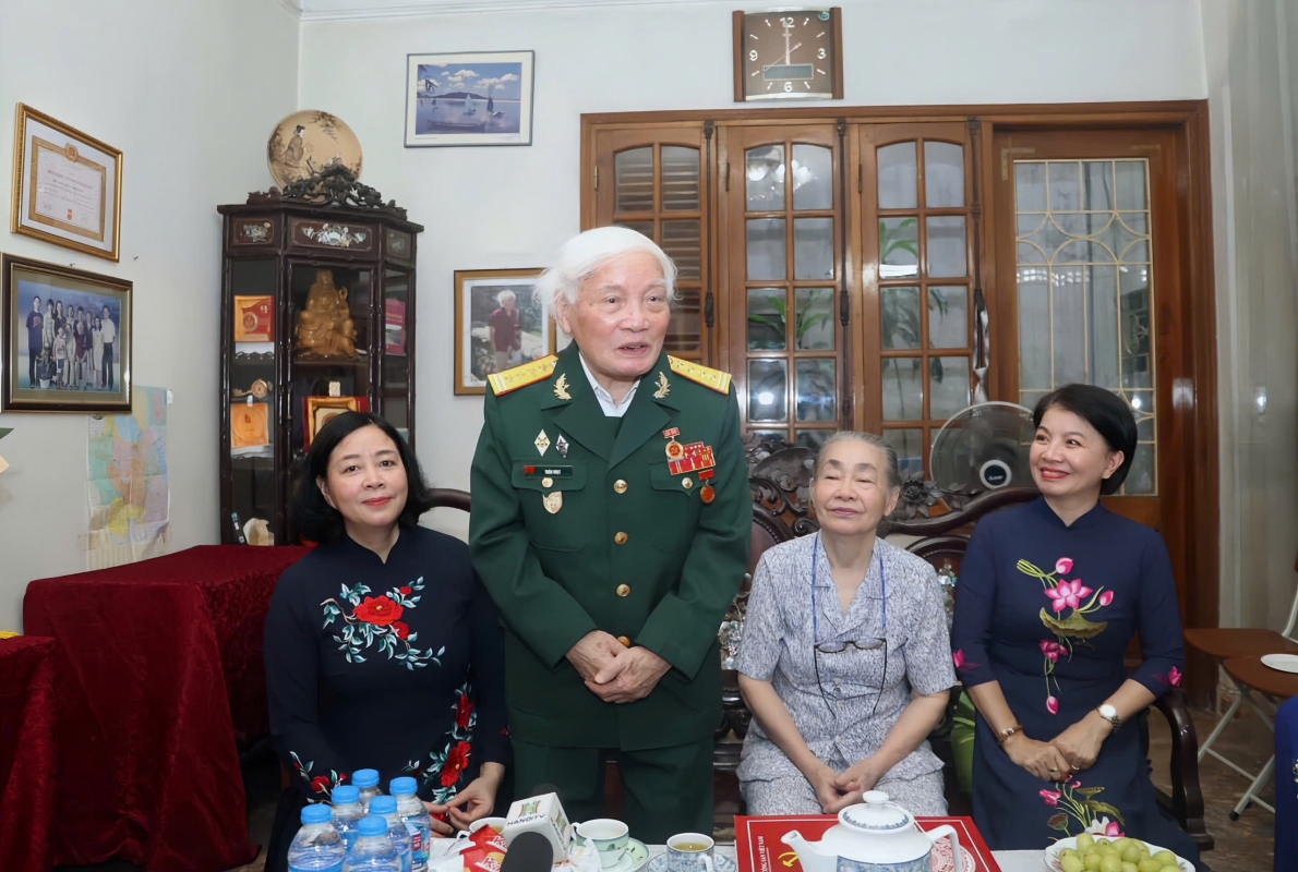 Bí thư Thành uỷ Hà Nội trao huy hiệu 80 năm tuổi Đảng cho Đảng viên lão thành cách mạng