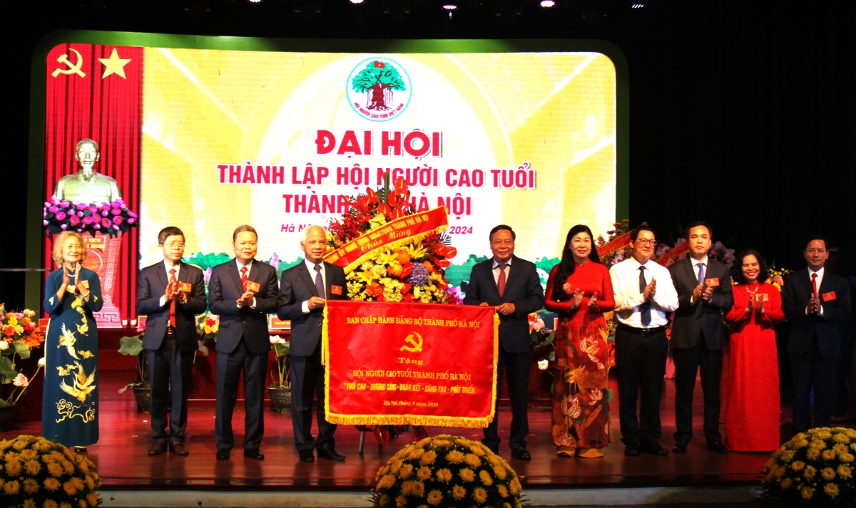 Lãnh đạo TP Hà Nội tặng hoa và bức trướng chúc mừng Đại hội