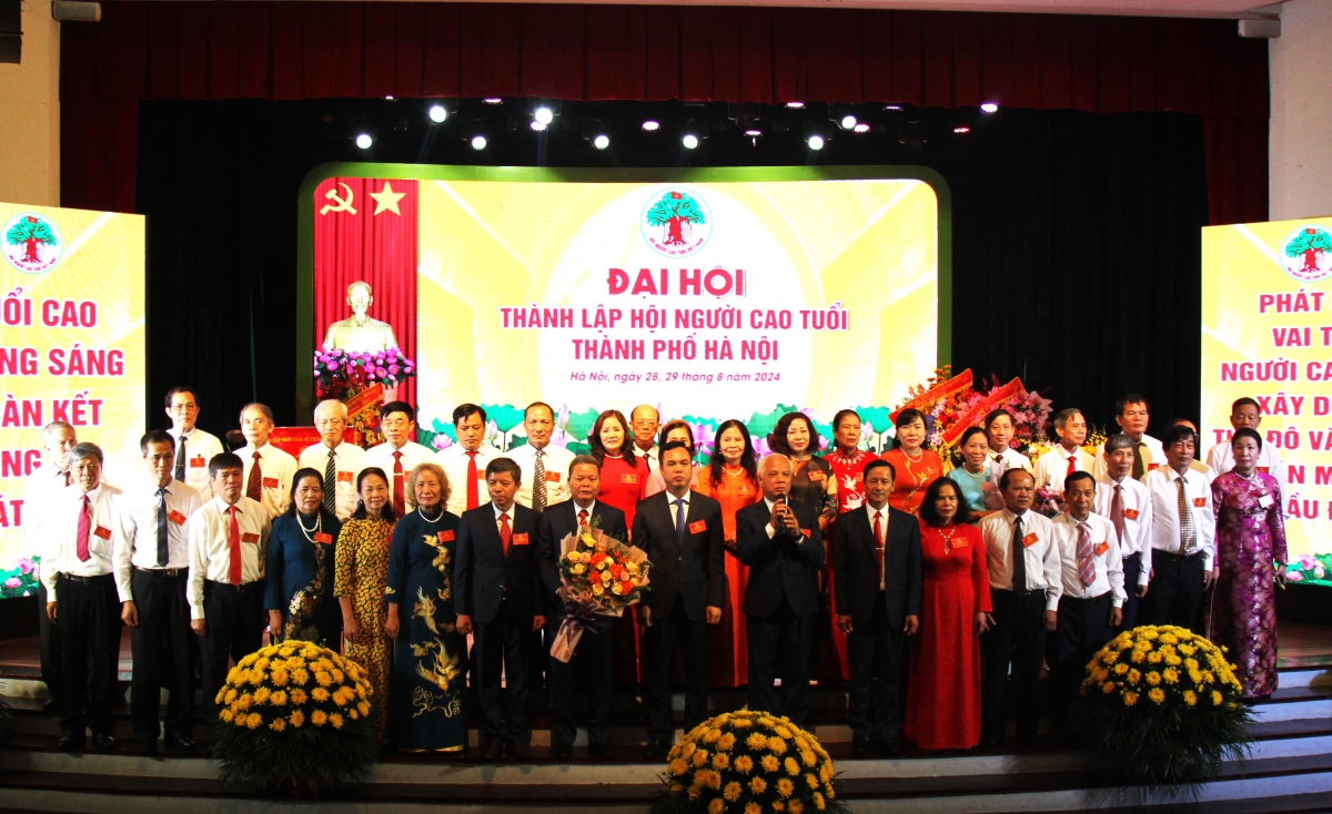 Ban Chấp hành Hội NCT TP Hà Nội ra mắt nhận nhiệm vụ