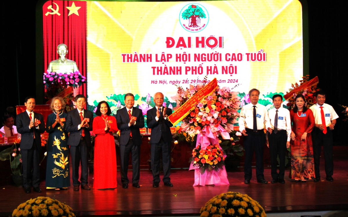 Hội NCT các tỉnh Cụm thi đua số III tặng hoa chúc mừng Đại hội