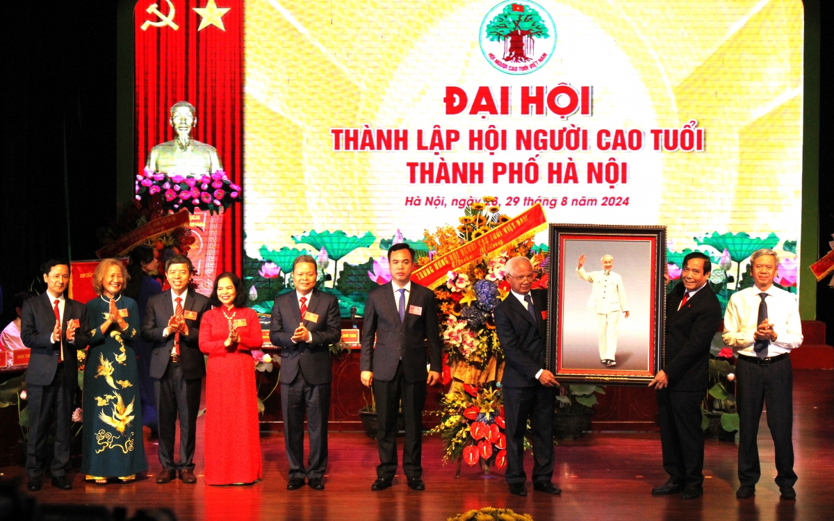 Lãnh đạo Trung ương Hội NCT Việt Nam tặng hoa và quà chúc mừng Đại hội