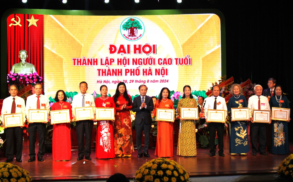 Trao Bằng khen của Chủ tịch UBND TP cho 11 tập thể xuất sắc