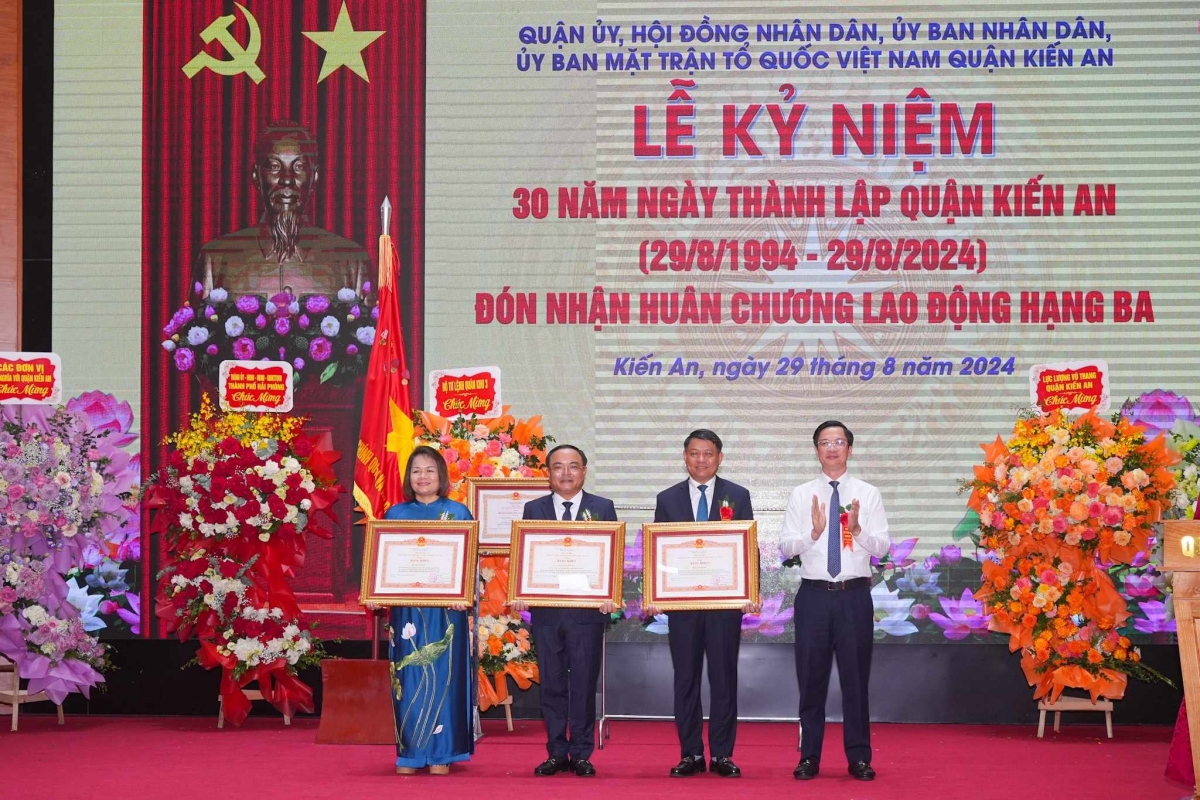 Kỷ niệm 30 năm ngày thành lập và đón nhận Huân chương Lao động hạng Ba