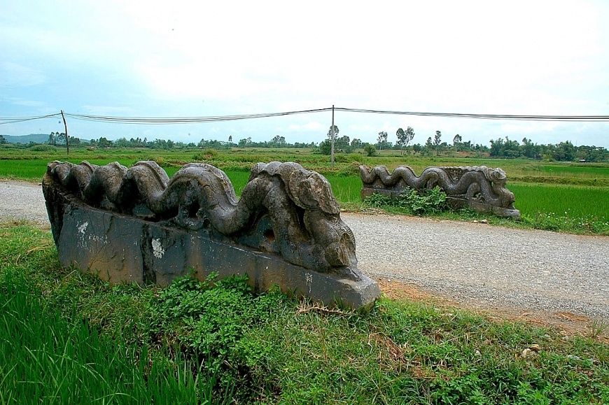 Bí ẩn đôi rồng đá mất đầu ở Thành nhà Hồ