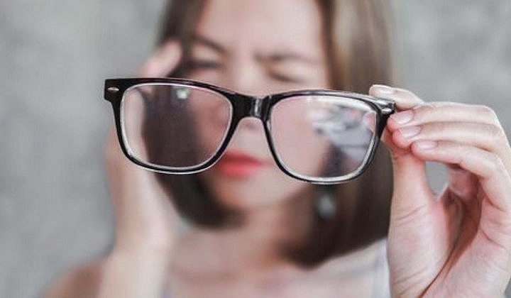 Tác hại của việc đeo kính cận không đủ số