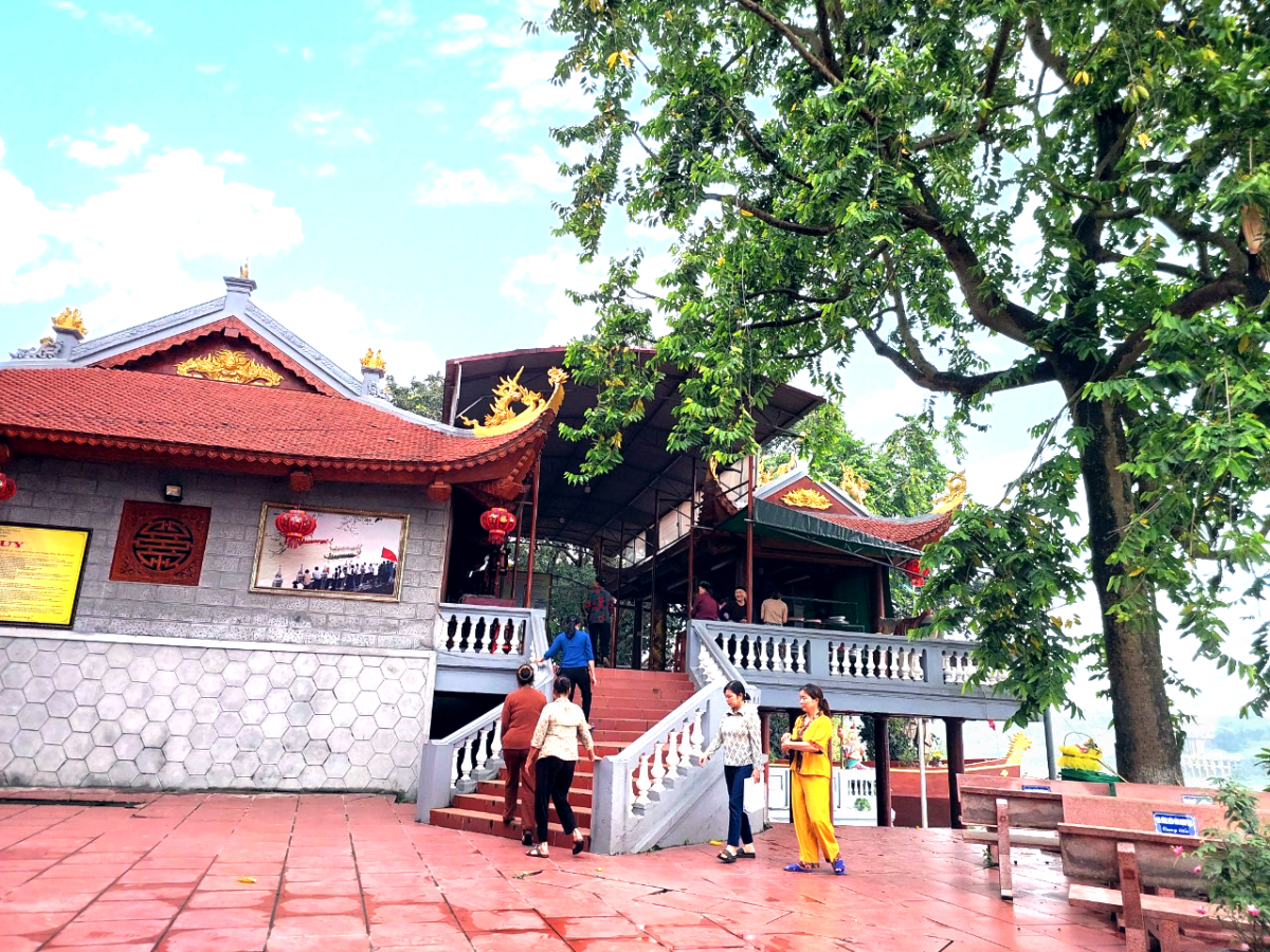 Du khách mọi miền chiêm bái, trải nghiệm đền Bạch Hạc Tam Giang. 