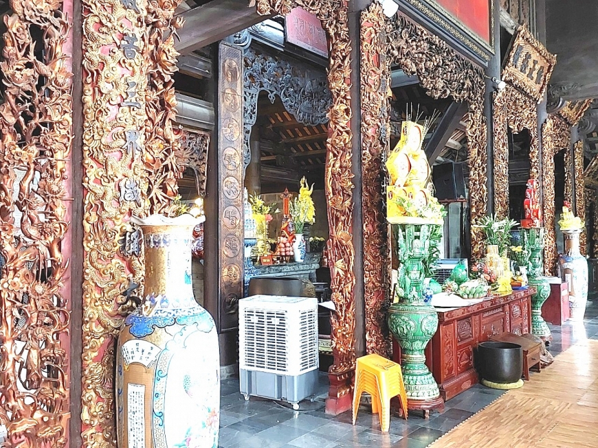 : Cung thờ  Đức Thánh Cả Thổ lệnh Cao quan Bạch Hạc Đại Vương tại đền Bạch Hạc.