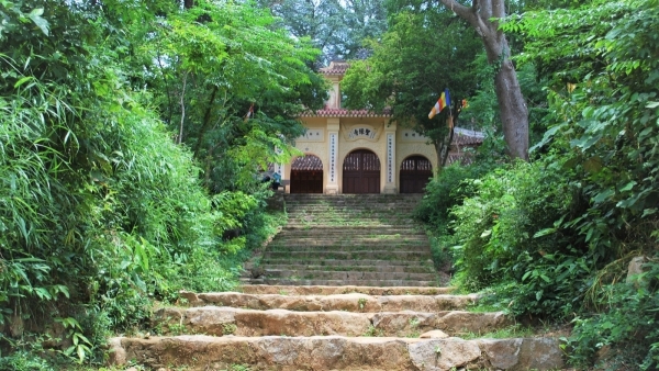 Thăm núi Tuý Vân, nhớ công chúa Huyền Trân