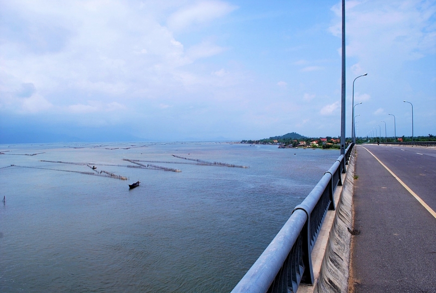 Núi Túy Vân nhìn từ cầu Tư Hiền