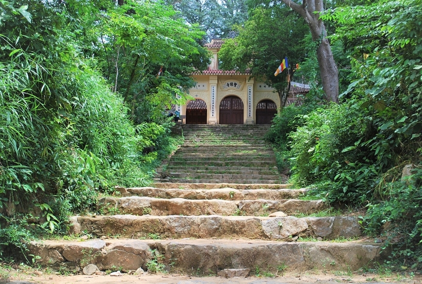 Đường lên cổng chùa Thánh Duyên 