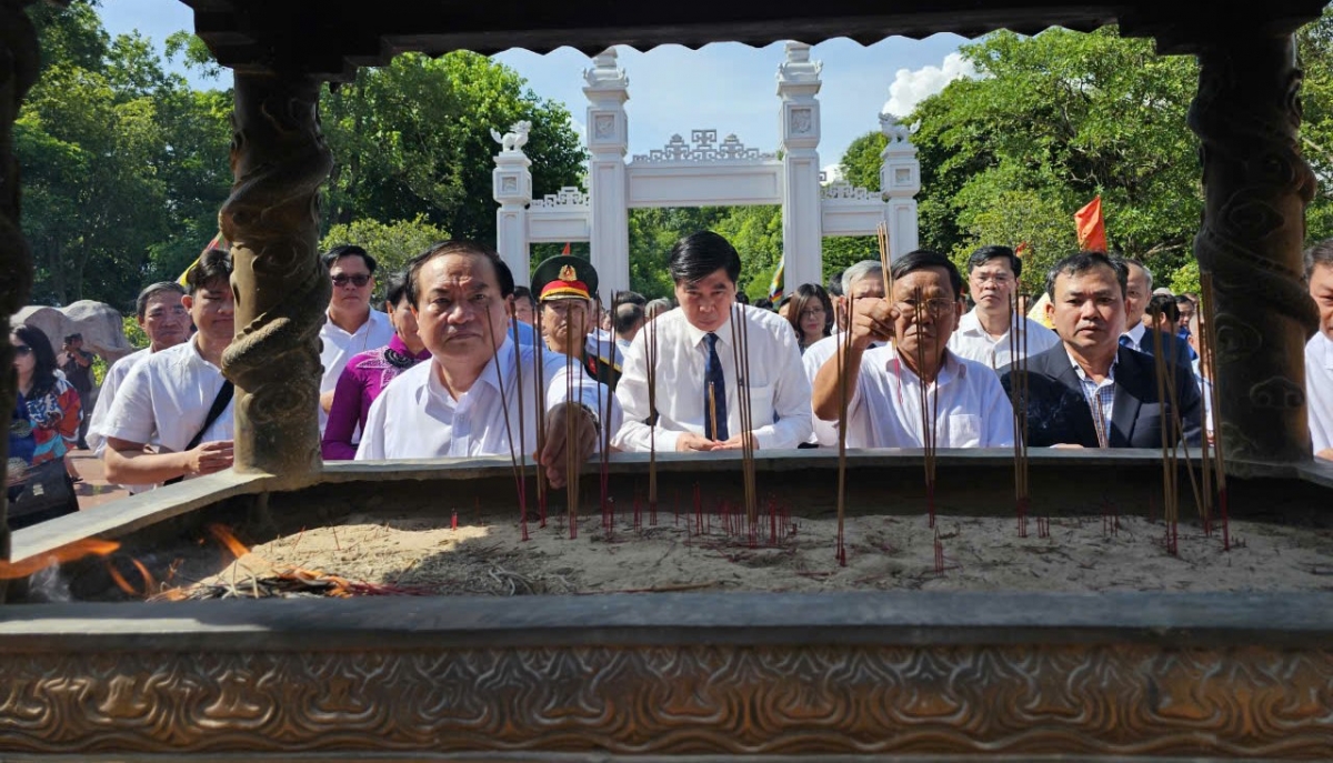 Bình Định: đông đảo du khách về dự Lễ giỗ Hoàng đế Quang Trung – Nguyễn Huệ