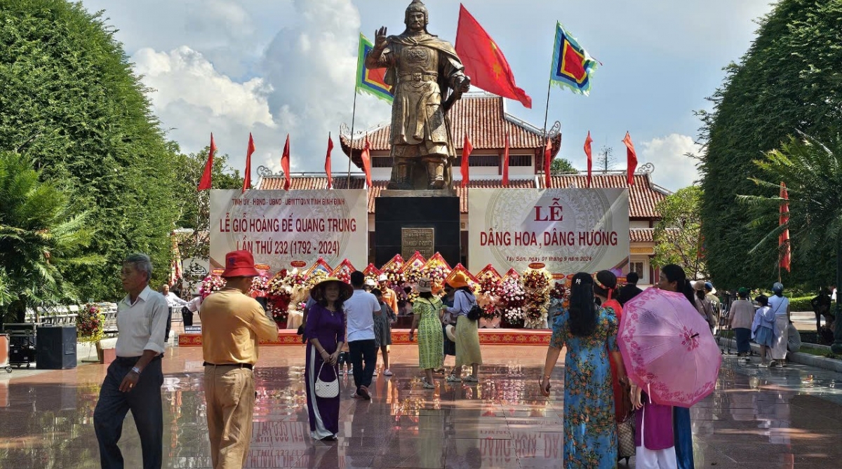 Bình Định: đông đảo du khách về dự Lễ giỗ Hoàng đế Quang Trung – Nguyễn Huệ