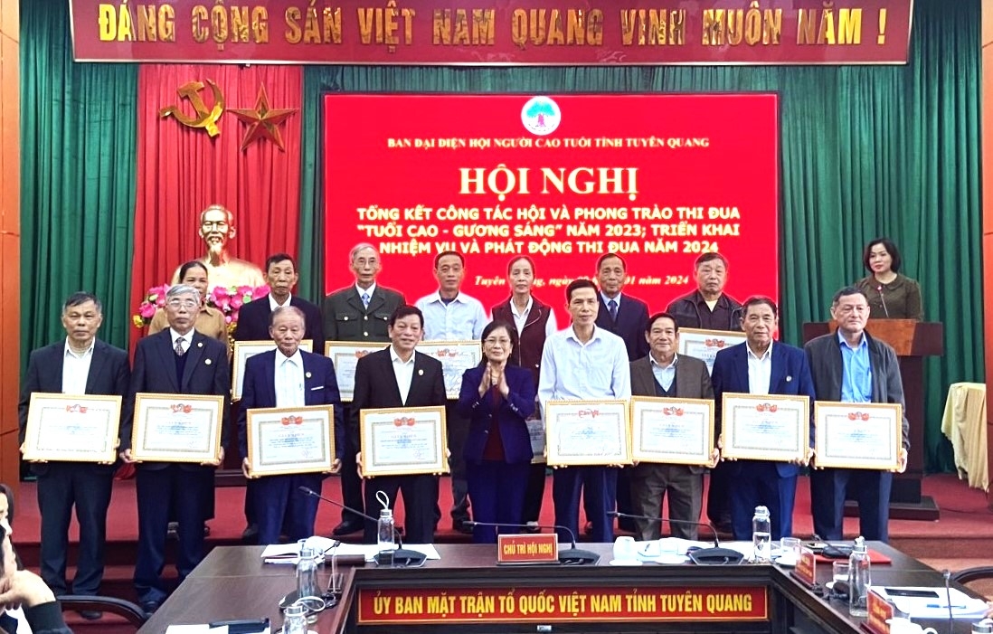 Khen thưởng các tập thể, cá nhân xuất sắc tỉnh Tuyên Quang