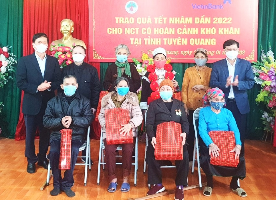 Phó Chủ tịch Hội NCT Việt Nam Phan Văn Hùng tặng quà NCT hoàn cảnh khó khăn tỉnh Tuyên Quang