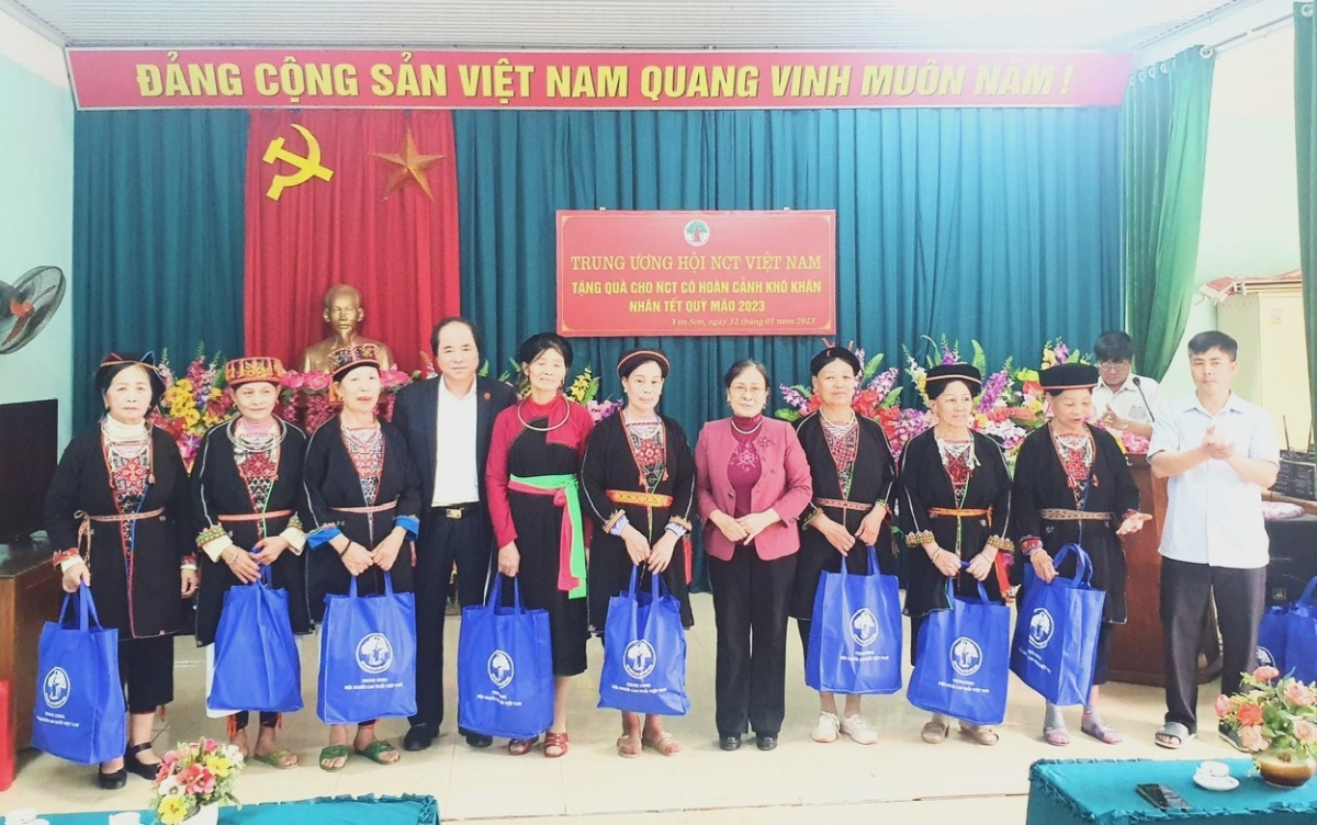 Phó Chủ tịch Thường trực Trương Xuân Cừ tặng quà NCT hoàn cảnh khó khăn tỉnh Tuyên Quang