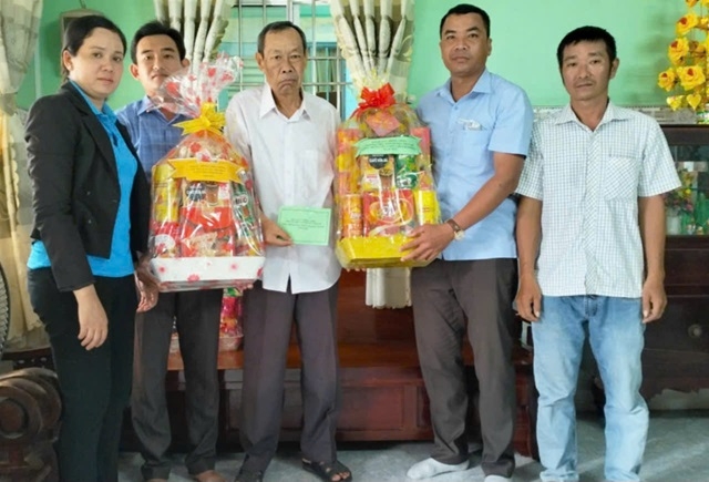 UBND xã  phối hợp với các đoàn thể bàn giao căn nhà đồng đội cho hộ có hoàn cảnh khó khăn trên địa bàn xã.