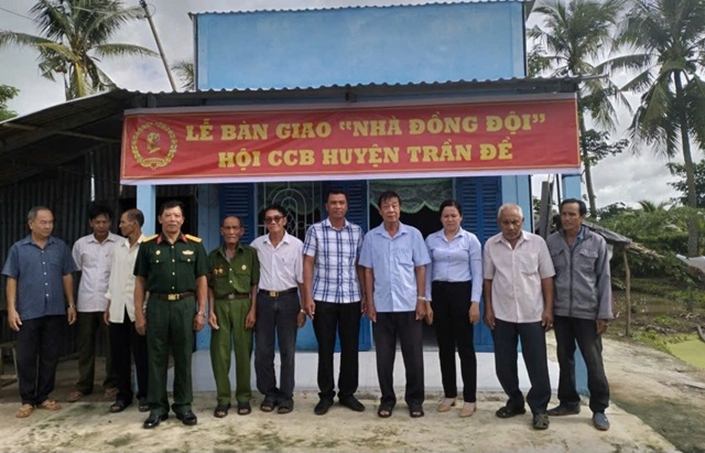 Lãnh đạo xã tặng quà cho NCT có hoàn cảnh khó khăn dịp Tết nguyên đán 2024.