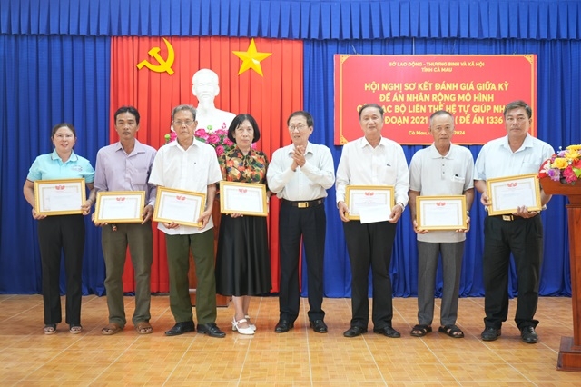 Hội NCT tỉnh Cà Mau tặng giấy khen cho 7 cá nhân có thành tích trong công tác vận động, thành lập, quản lí và tổ chức hoạt động CLB liên thế hệ tự giúp nhau giai đoạn 2018 - 2023.