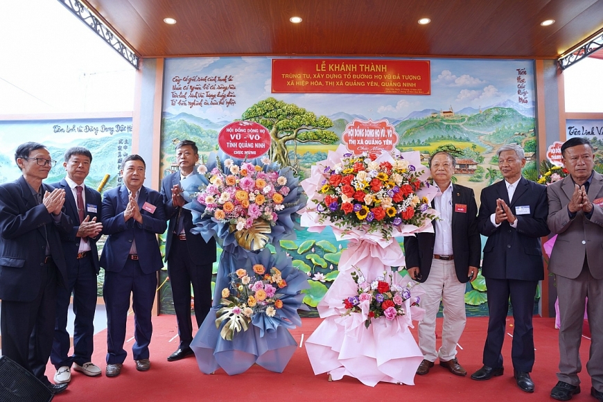 Ông Vũ Hồng Sơn, UVBCH HĐDH Vũ - Võ Việt Nam, Phó Chủ tịch HĐ DH Vũ - Võ tỉnh Quảng Ninh(thứ 3 trừ trái sang) và Thường trực HĐ DH Vũ - Võ thị xã Quảng Yên tặng hoa chúc mừng Hội đồng gia tộc dòng họ Vũ đả tượng.