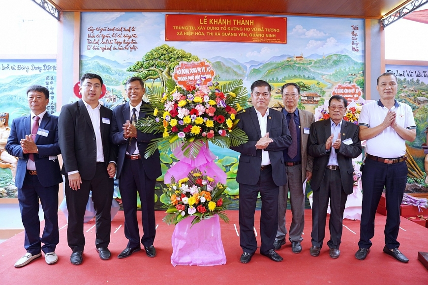  Ông Vũ Nguyên Thái, Phó Chủ tịch HĐ DH Vũ – Võ Việt Nam, Chủ tịch HĐ DH Vũ - Võ thành phố Hải Phòng (thứ 4 từ phải sang), tặng hoa chúc mừng Hội đồng gia tộc dòng họ Vũ đả tượng.