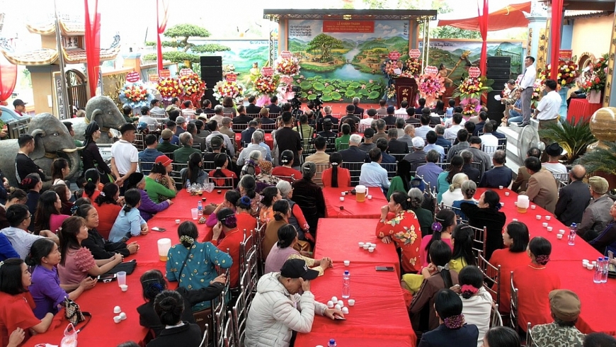 Đại biểu khách mời và đông đảo con cháu hậu duệ dòng họ Vũ đả tượng về dự lễ khánh thành từ đường dòng họ.