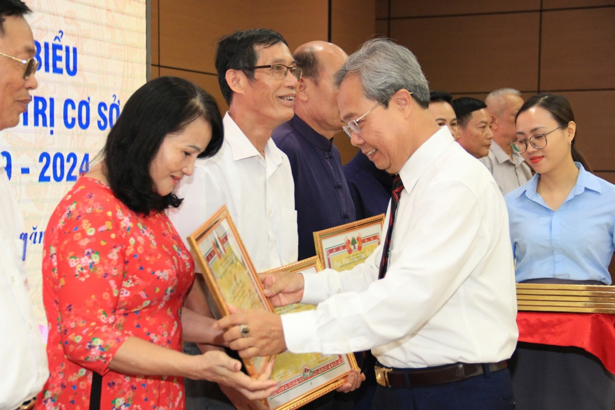 Lãnh đạo Hội NCT tỉnh tặng Giấy khen cho các cá nhân tiêu biểu