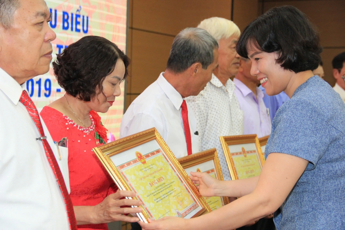 Trao Bằng khen của Chủ tịch UBND tỉnh Quảng Ninh cho cá nhân tiêu biểuo tỉnh Quảng Ninh 