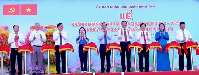  Ông Phan Văn Mãi cùng các đại biểu thực hiện nghi thức khánh thành trường THCS Bình Trị Đông B.