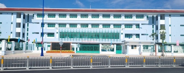 Ngôi trường nằm trên tuyến đường Tên Lửa, phường Bình Trị Đông B (đoạn từ đường số 29 và tỉnh lộ 10, vừa mở rộng và thông xe với tổng mức đầu tư khoảng 400 tỷ đồng).