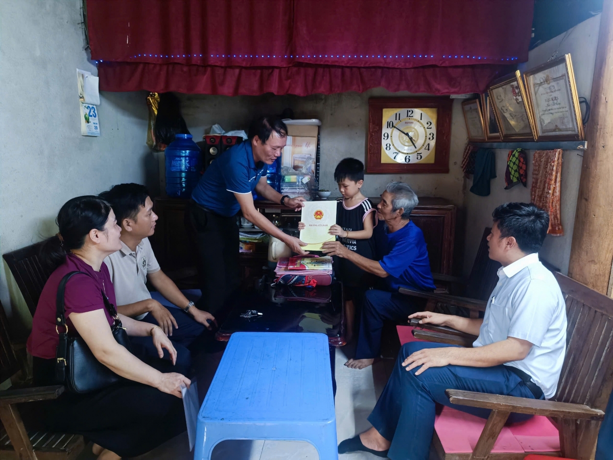 Cụ ngoại 73 tuổi ngày ngày chạy xe ôm nuôi chắt, 8 tuổi mới được đến trường