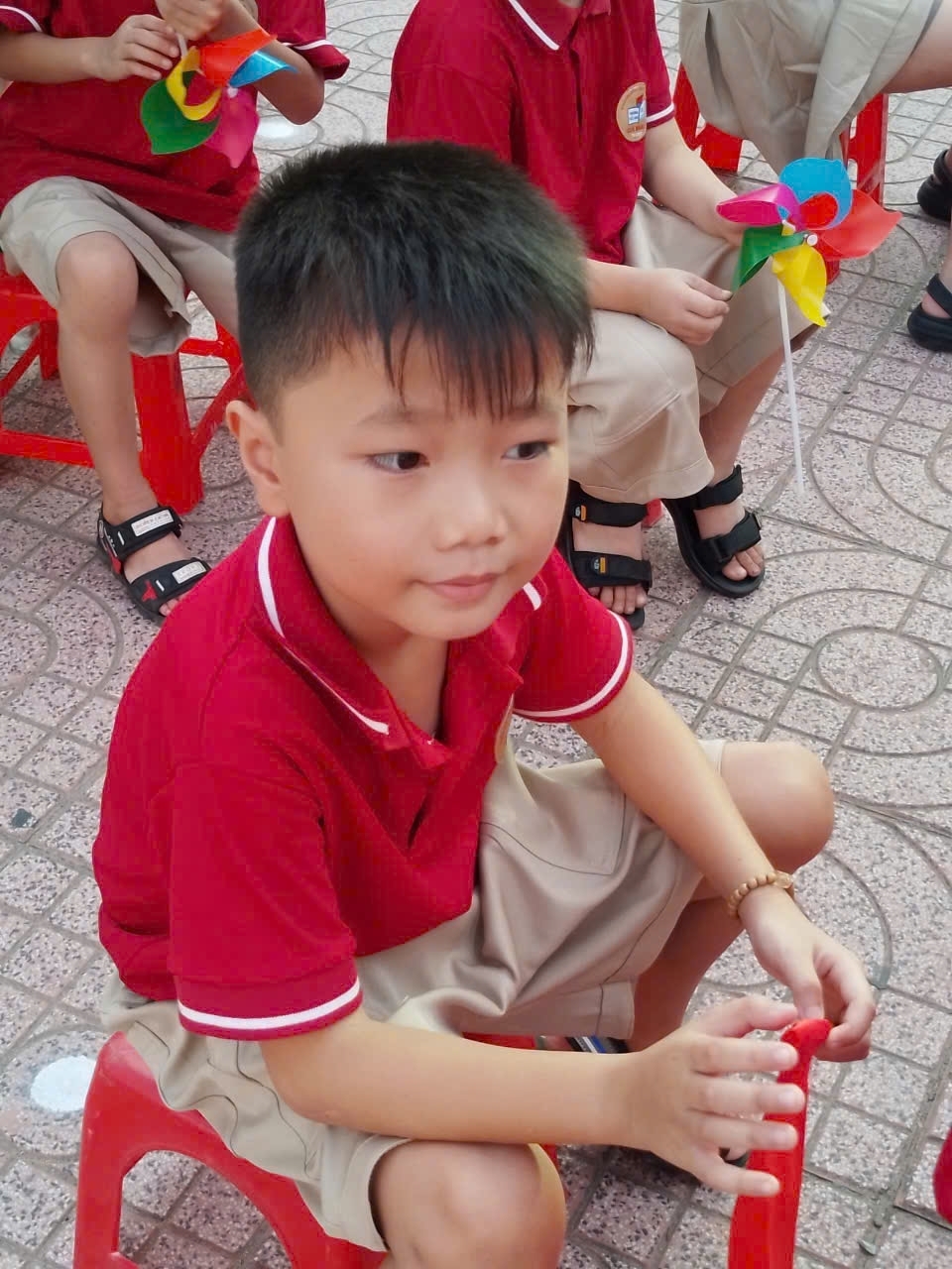 Cụ ngoại 73 tuổi ngày ngày chạy xe ôm nuôi chắt, 8 tuổi mới được đến trường