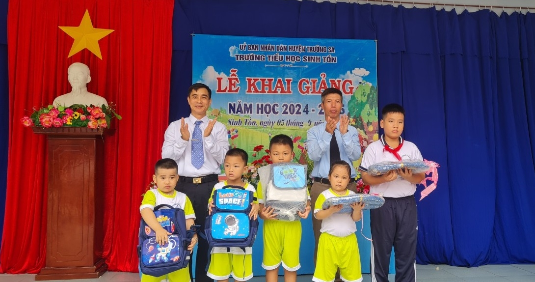 Rộn ràng Lễ khai giảng năm học mới trên huyện đảo Trường Sa