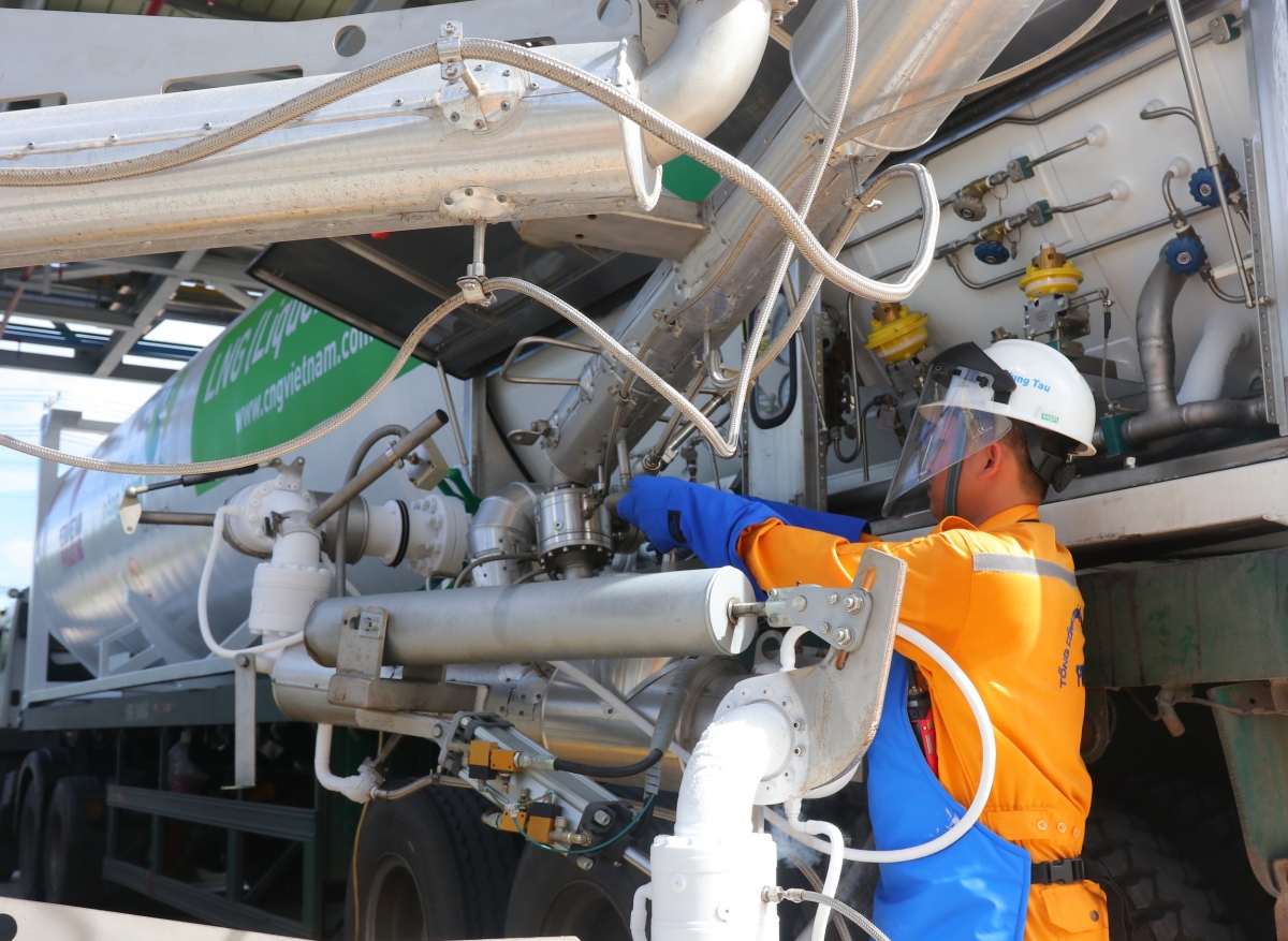 Kiểm tra kĩ thuật và nạp LNG vào ISO Tank tại Kho LNG Thị Vải