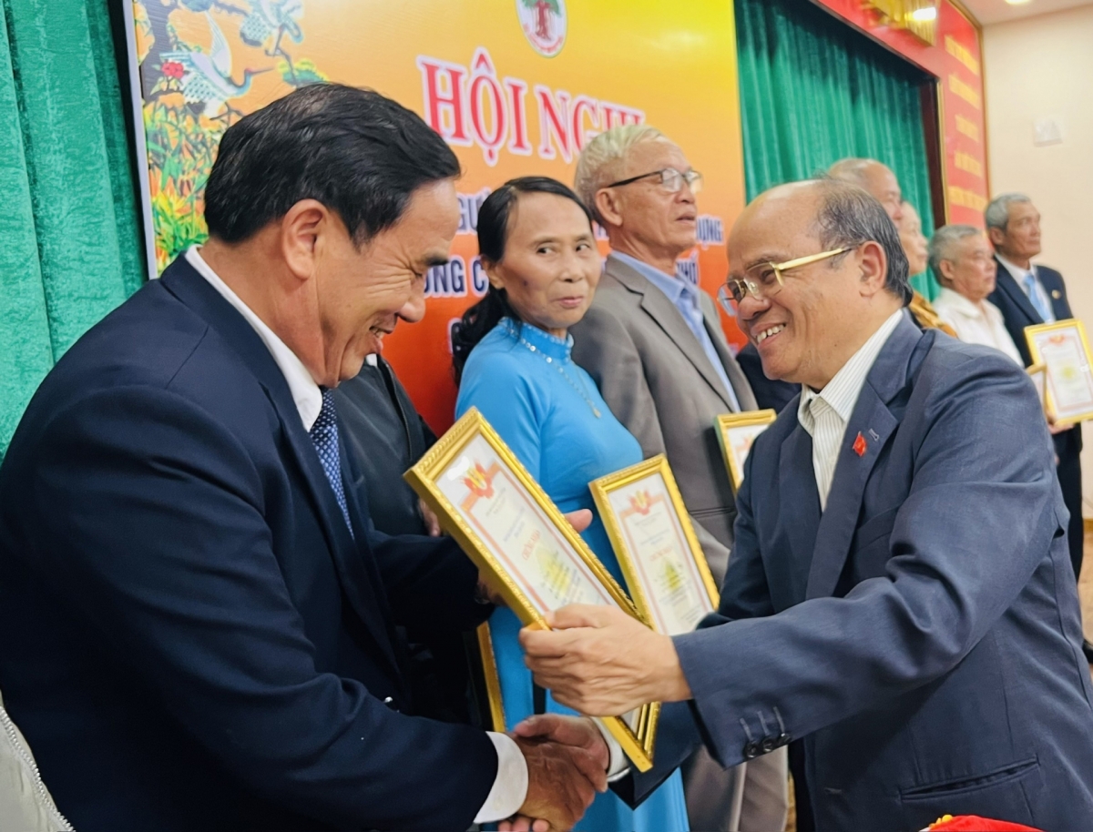 Ông Đàm Xuân Đêu, Trưởng BĐ D Hội NCT tỉnh Lâm Đồng trao Giấy chứng nhận tôn vinh NCT tiêu biểu xây dựng hệ thống chính trị cơ sở giai đoạn 2019-2024