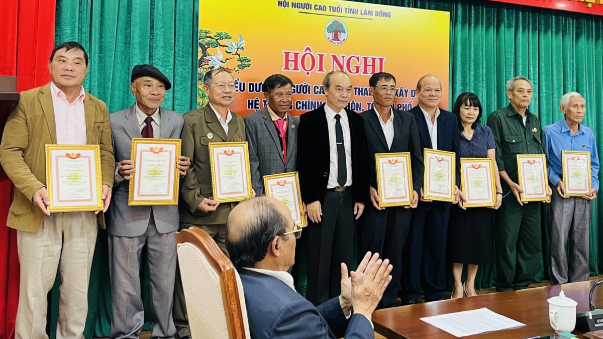 Phó Trưởng BBĐ Hội NCT tỉnh Trương Đình Căn trao giấy chứng nhận cho NCT tiêu biểu