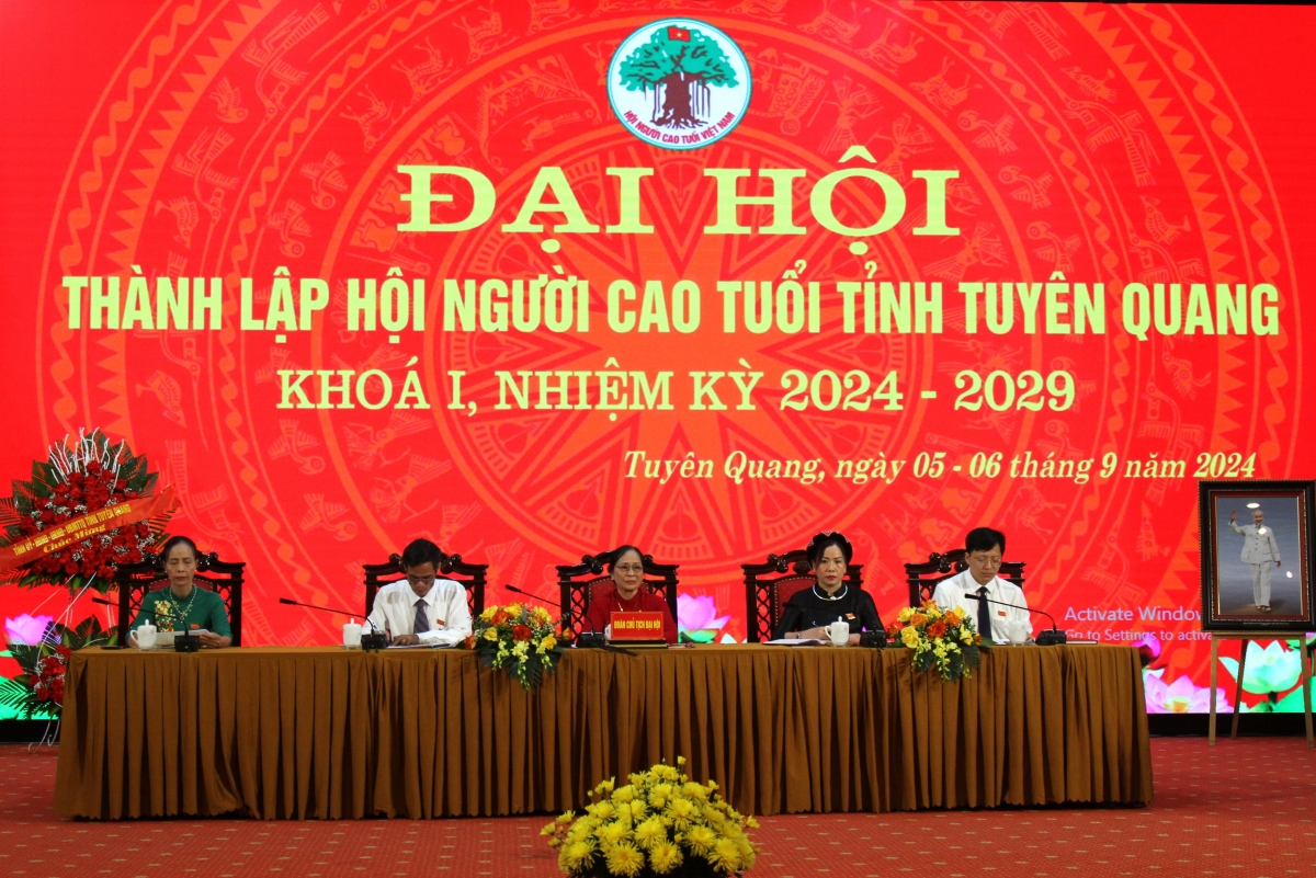 Đoàn Chủ tịch Đại hội