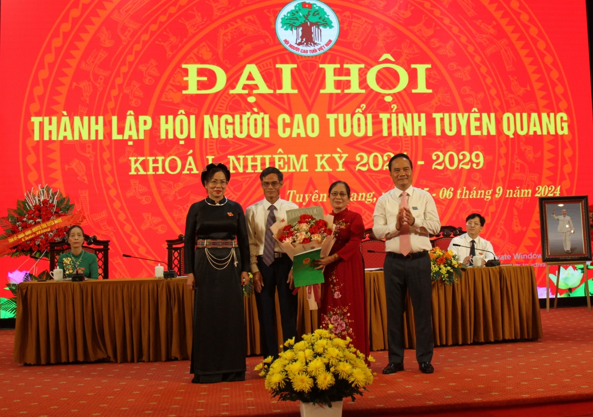 Đồng chí Hoàng Việt Phương, Phó Chủ tịch UBND tỉnh Tuyên Quang trao Quyết định của UBND tỉnh thành lập Hội NCT tỉnh