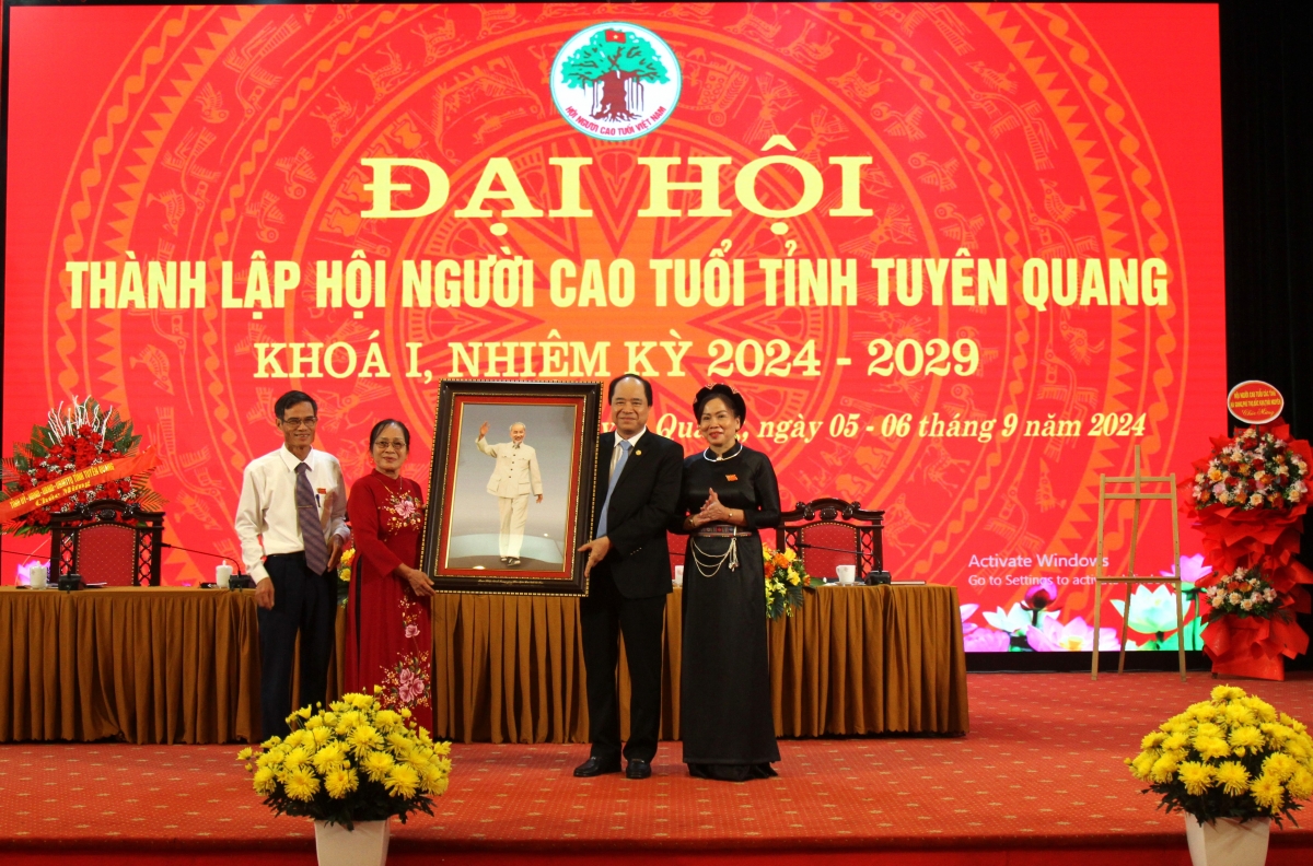 Phó Chủ tịch Thường trực Trương Xuân Cừ trao tặng Đại hội bức chân dung Chủ tịch Hồ Chí Minh