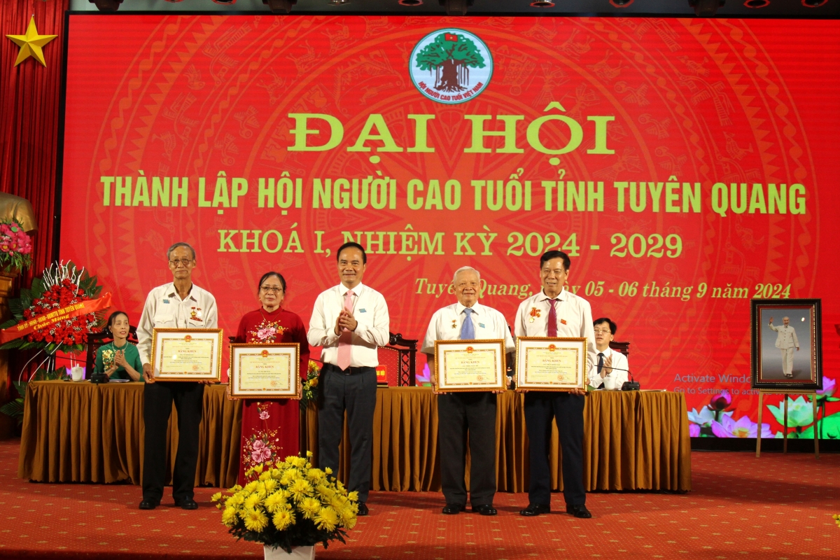 Trao Bằng khen của Chủ tịch UBND tỉnh cho các cá nhân xuất sắc