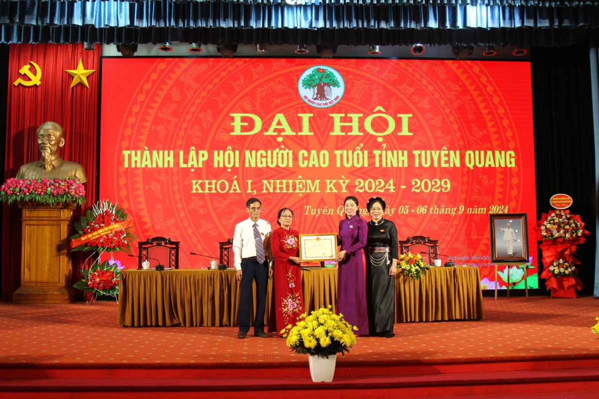 Trao Bằng khen của Chủ tịch UBND tỉnh cho Hội NCT tỉnh Tuyên Quang