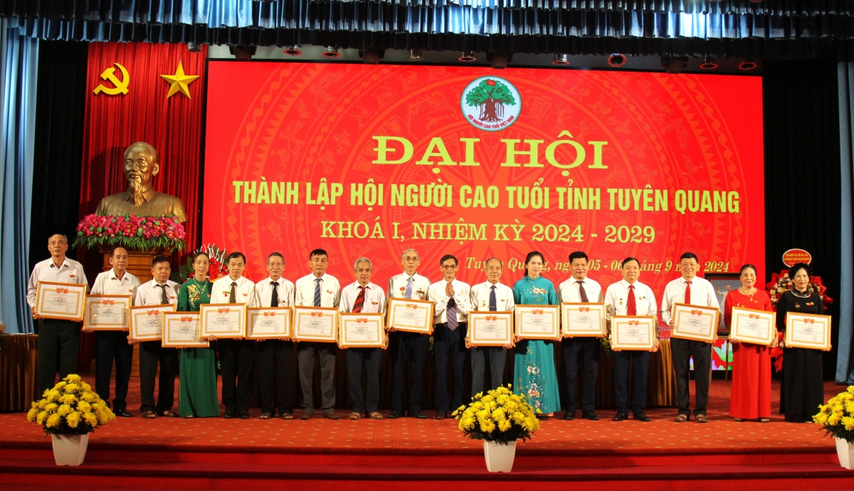 Trao Băng khen của Chủ tịch UBND tỉnh Tuyên Quang  cho các cá nhân xuất sắc